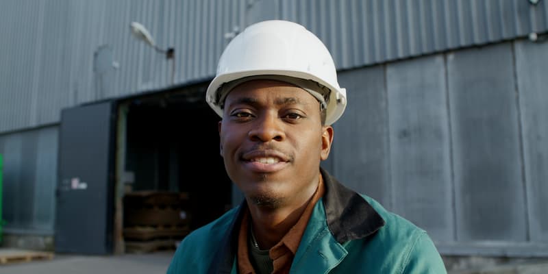 Male wearing white hard hat.jpg (23 KB)